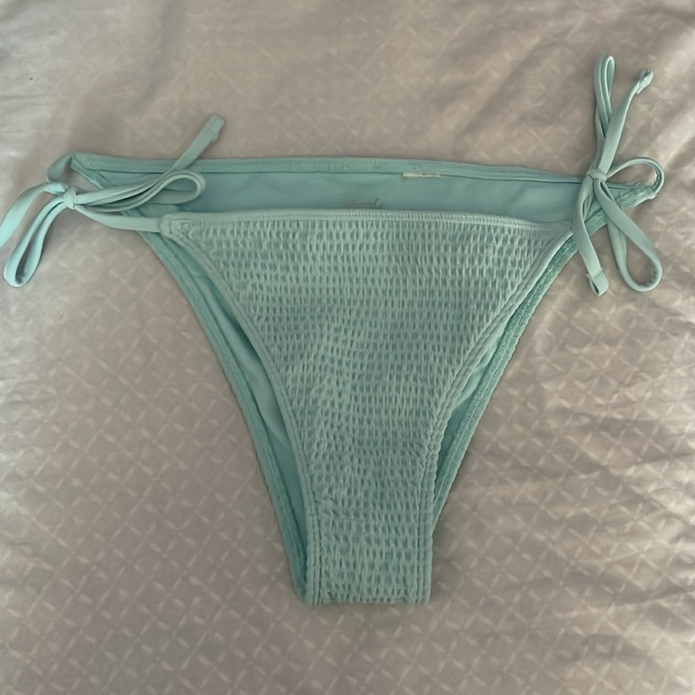 blue hollister bikini top and bottom - Picture 4 of 6